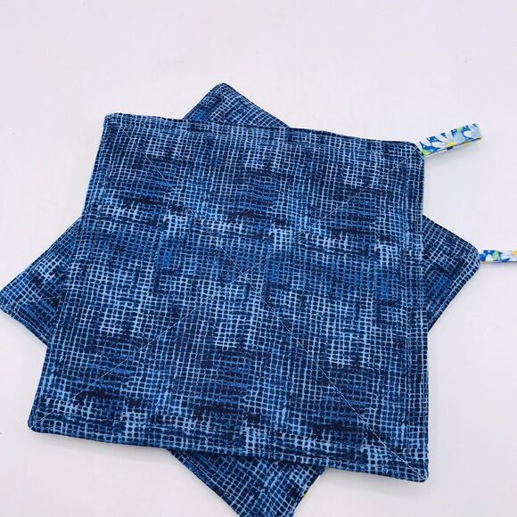 Set of 2, Square Potholder, Pinwheel Design, Blue Daisy, Baking Gift Set Idea - Picture 6 of 7